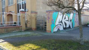 przed usunięciem graffiti