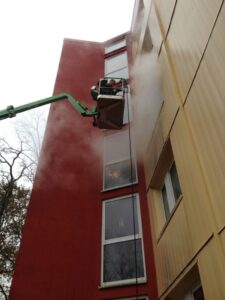 Czyszczenie elewacji z podnośnika w Aleksandrowie Łódzkim